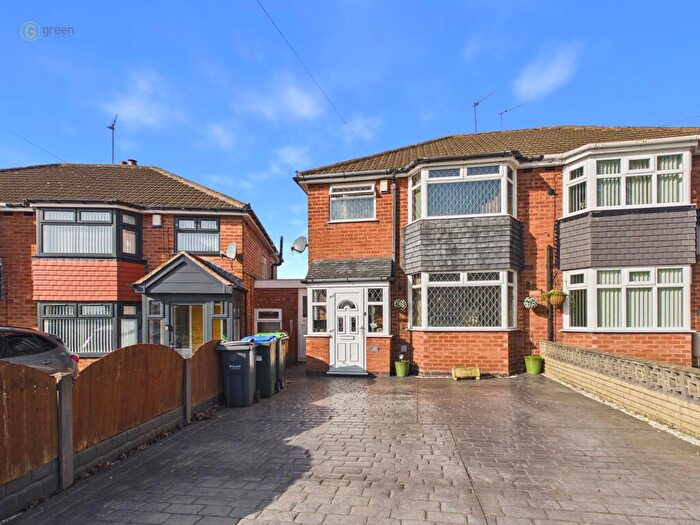 3 Bedroom Semi Detached House For Sale In Lechlade Road, Great Barr, Birmingham, B43