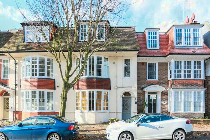 2 Bedroom Apartment To Rent In Rochester Gardens, Hove, East Sussex, BN3