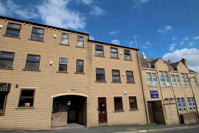 2 Bedroom Flat To Rent In Cross Crown Street, Cleckheaton, Uk, BD19