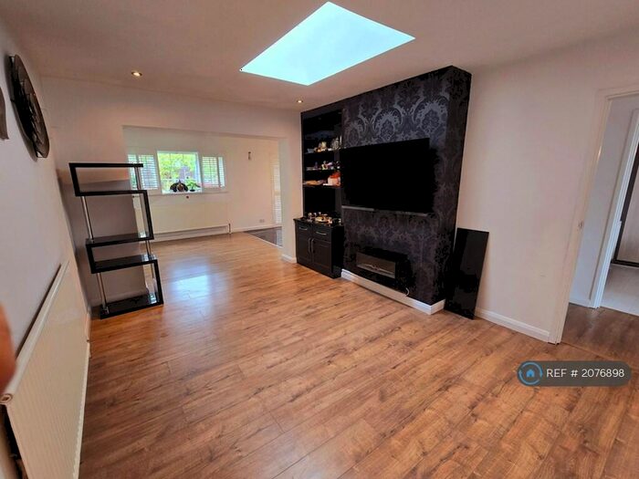 4 Bedroom Bungalow To Rent In Matlock Crescent, Luton, LU4