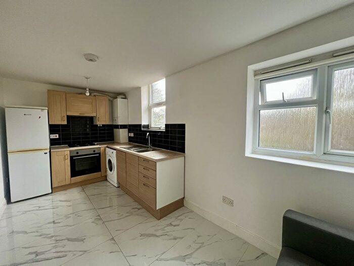 3 Bedroom Flat To Rent In Amersham Road, SE14