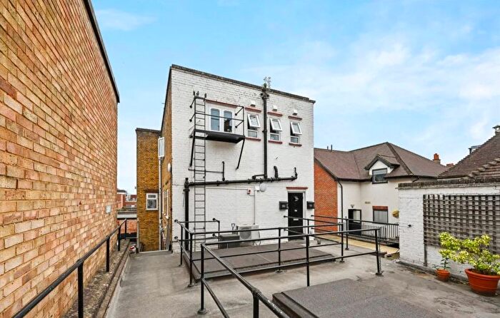 2 Bedroom Flat To Rent In Station Road, Gerrards Cross, SL9