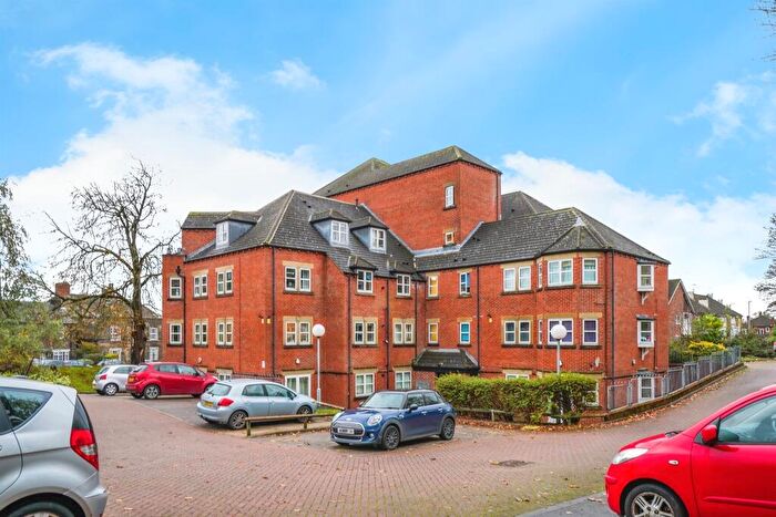 2 Bedroom Apartment For Sale In Falkland Mount, Leeds, LS17