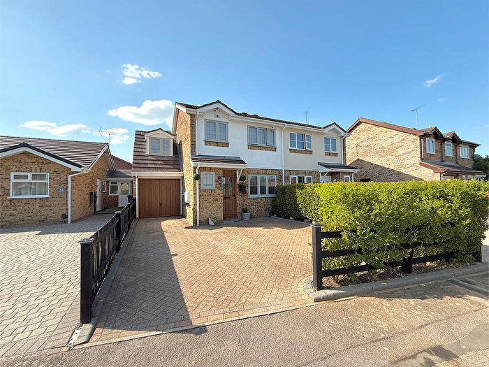 4 Bedroom Semi Detached House For Sale In Harlestone Close, Luton, LU3
