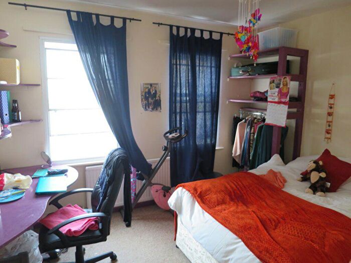 2 Bedroom Flat To Rent In Chapel Street, OX4