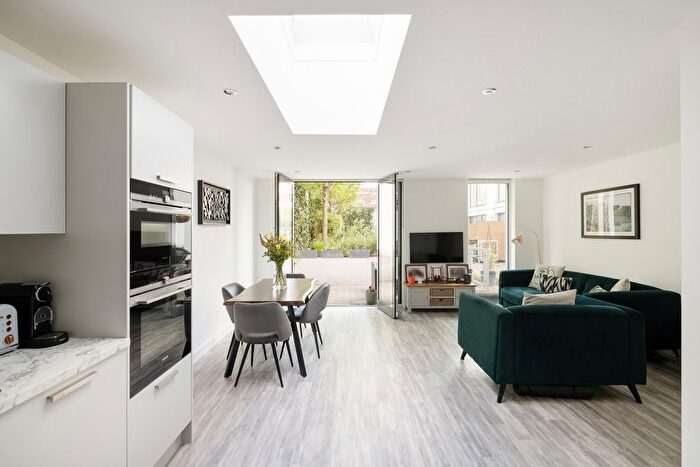 3 Bedroom Flat For Sale In Junction Road, London, N19