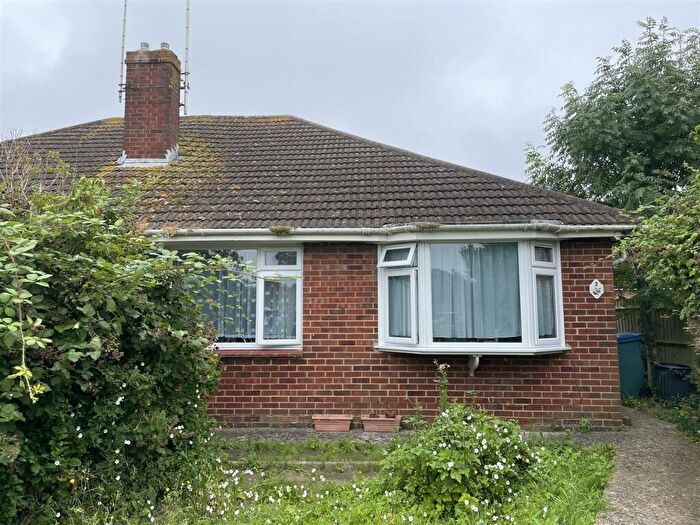 2 Bedroom Detached Bungalow To Rent In Thatchway Close, Littlehampton, BN17