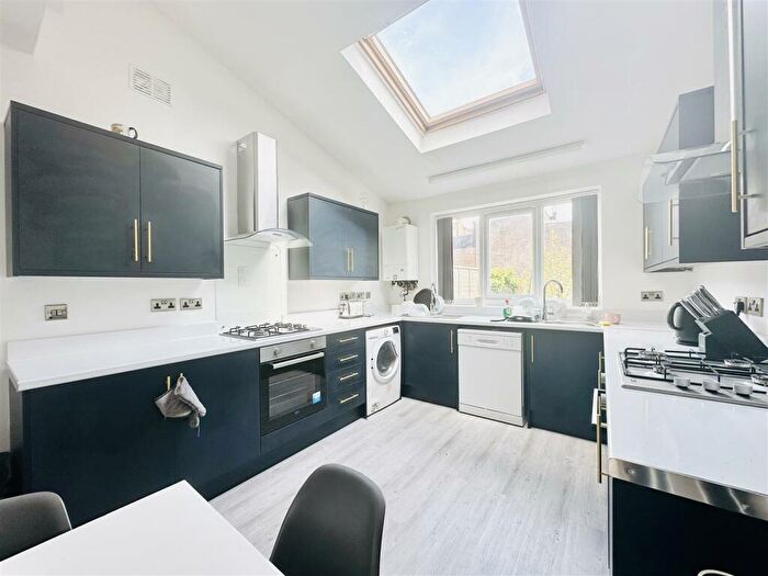 8 Bedroom House To Rent In Harlaxton Drive, Nottingham, NG7