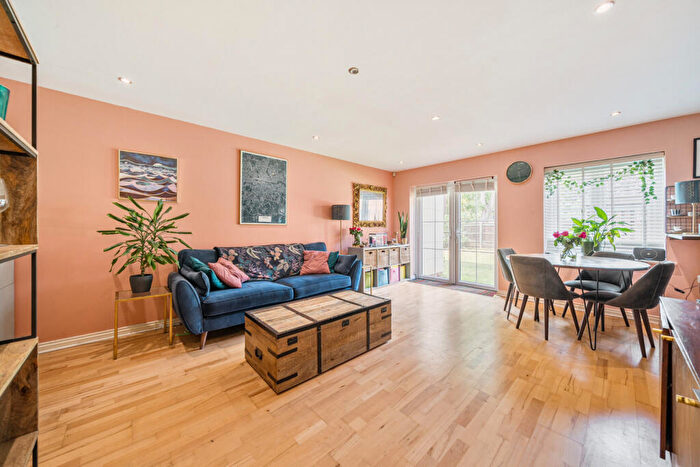 2 Bedroom Apartment For Sale In Lordship Lane, London, SE22