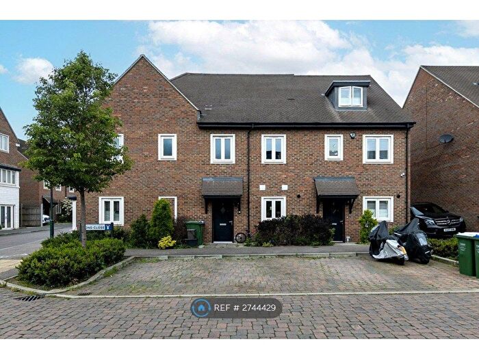 3 Bedroom Semi Detached House To Rent In Bond Close, Welling, DA16