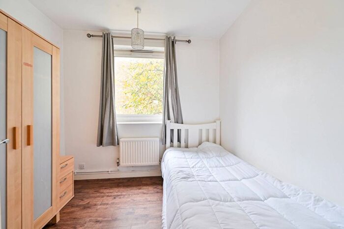 3 Bedroom Flat To Rent In Madron Street, Elephant And Castle, London, SE17