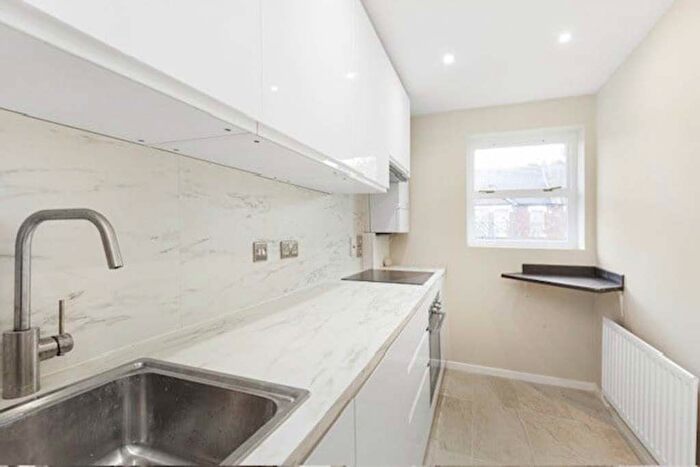 1 Bedroom Flat To Rent In Dovecote Gardens, London, SW14
