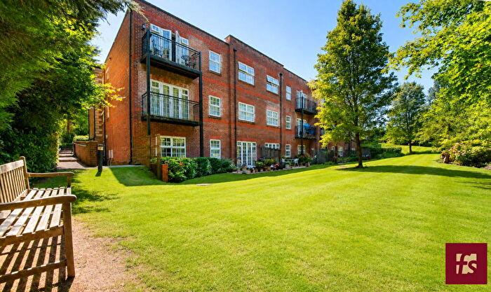 2 Bedroom Apartment For Sale In Wellesley Court, Dukes Ride, Crowthorne, RG45