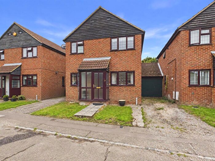 3 Bedroom Link Detached House For Sale In Deerhurst Chase, Bicknacre, CM3