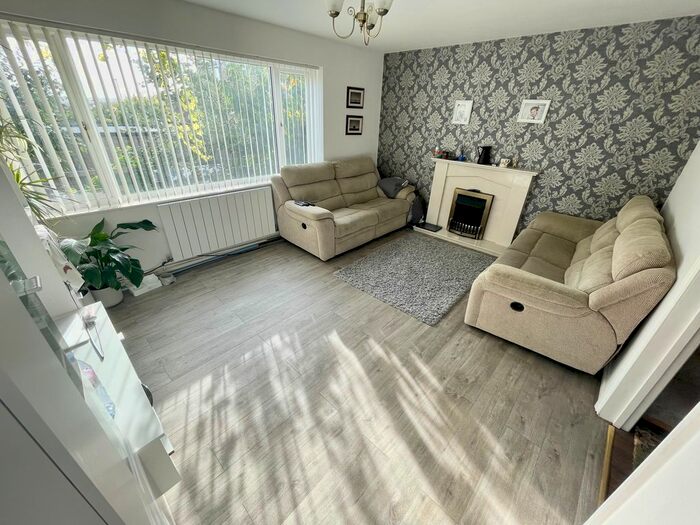 3 Bedroom Property To Rent In Petersfield Gardens, Luton, LU3