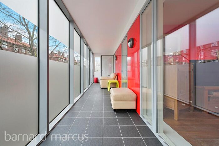 2 Bedroom Flat For Sale In Glengall Road, London, SE15