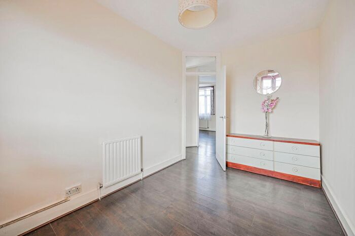 3 Bedroom Maisonette For Sale In Billet Road, Walthamstow, London, E17