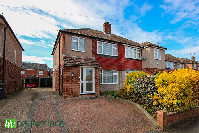 3 Bedroom Semi Detached House For Sale In Penton Drive, Cheshunt, EN8