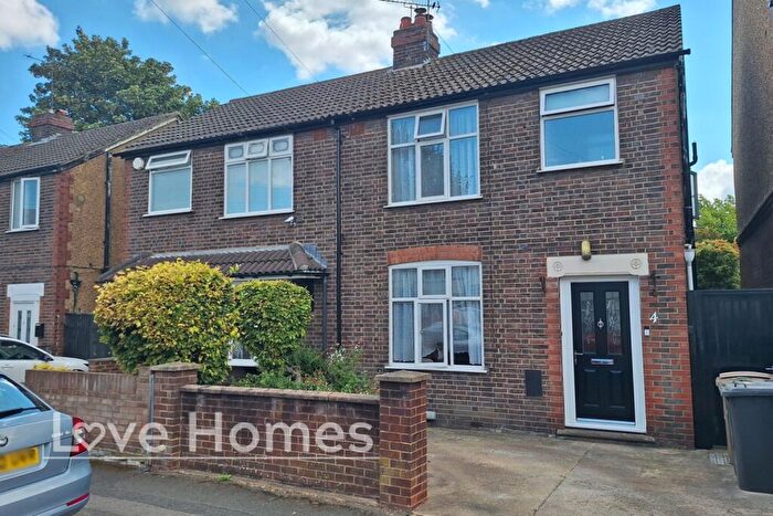 3 Bedroom Semi Detached House For Sale In Icknield Road, Luton, LU3