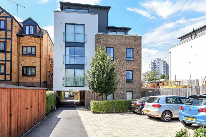 2 Bedroom Flat To Rent In Kings Avenue, London, SW4