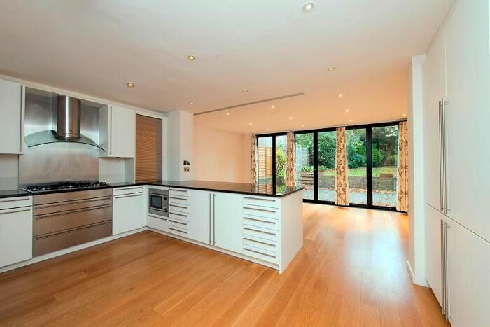4 Bedroom Flat To Rent In Harley Road, Primrose Hill, London, NW3