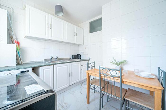 2 Bedroom Flat To Rent In Somerford Grove, Hackney, London, N16