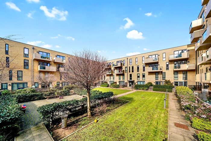 1 Bedroom Flat To Rent In Graciosa Court, Stepney Green, E1