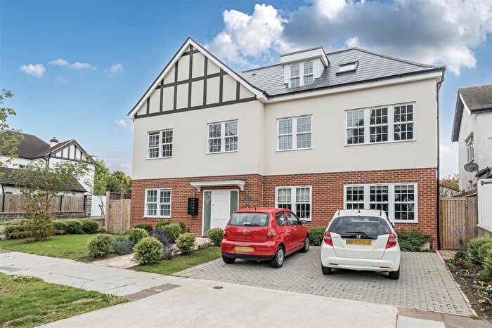 3 Bedroom Flat For Sale In Alexandra Drive, Surbiton, KT5