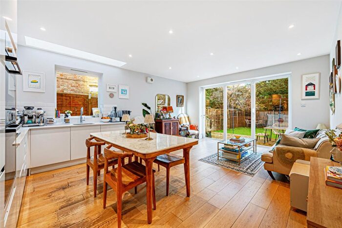 3 Bedroom Flat For Sale In Chatsworth Gardens, London, W3