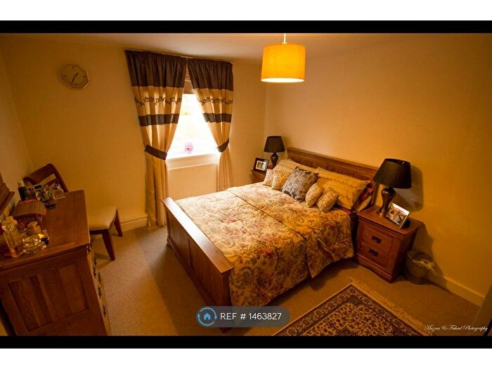 2 Bedroom Flat To Rent In Valley Road, Uxbridge, UB10