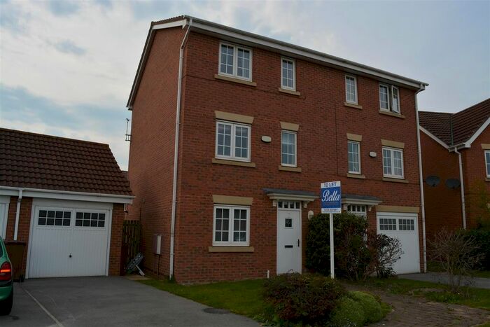 3 Bedroom Town House To Rent In Sanderling Way, Scunthorpe, DN16