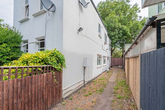 2 Bedroom Flat To Rent In Estreham Road, Streatham Common, London, SW16