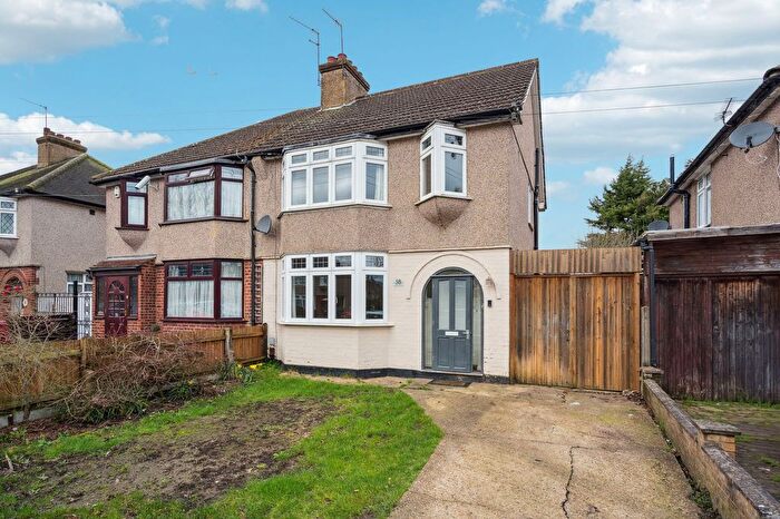 4 Bedroom Semi Detached House For Sale In Knutsford Avenue, Watford, WD24