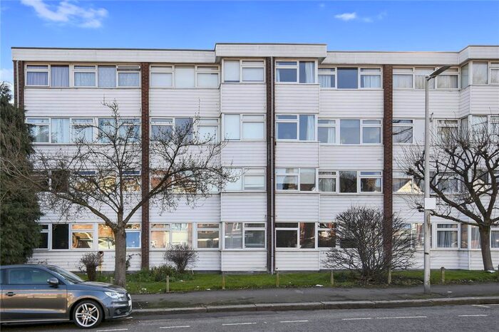 2 Bedroom Flat To Rent In The Chiltons, Grove Hill, London E18