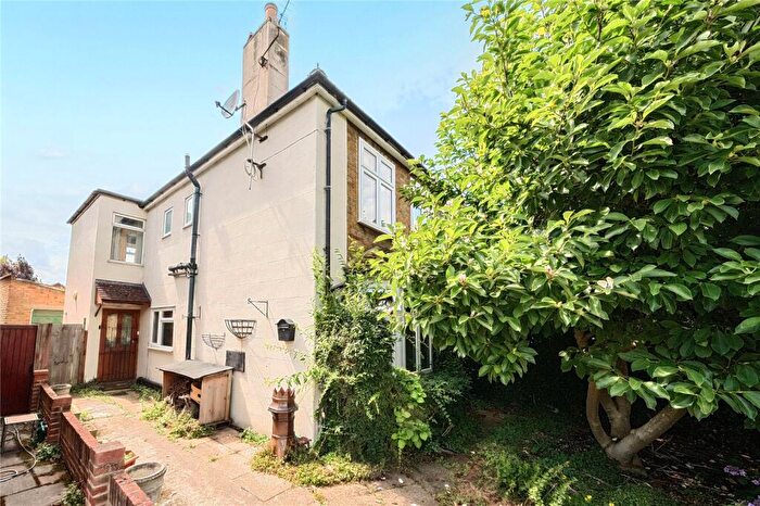 3 Bedroom Semi-Detached House For Sale In Cottimore Lane, Walton-On-Thames, KT12