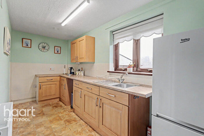 2 Bedroom Flat For Sale In Pontypool, Pontypool, NP4