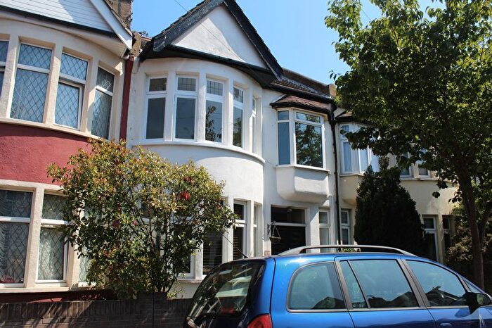 2 Bedroom Flat To Rent In Beedell Avenue, Westcliff-On-Sea, SS0