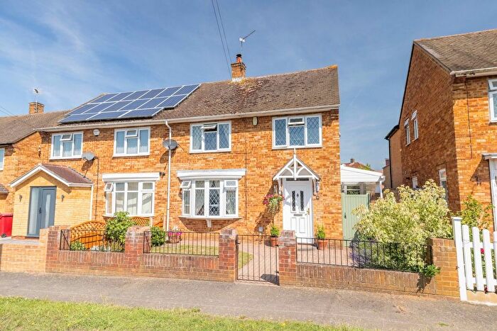 3 Bedroom Semi-Detached House For Sale In Doddsfield Road, Slough, SL2