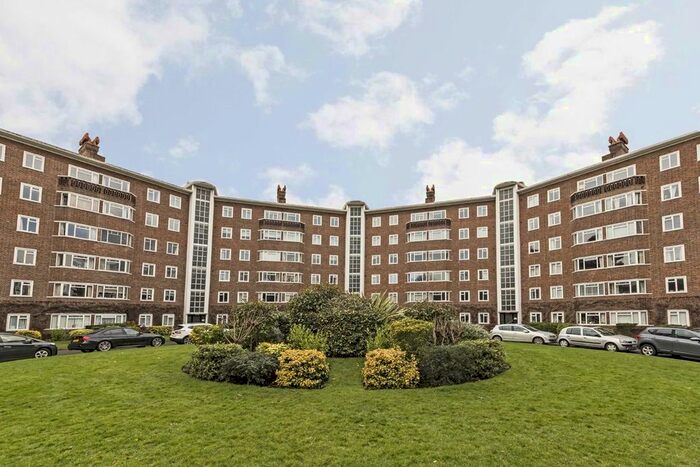 3 Bedroom Flat To Rent In Queens Road, Richmond, TW10