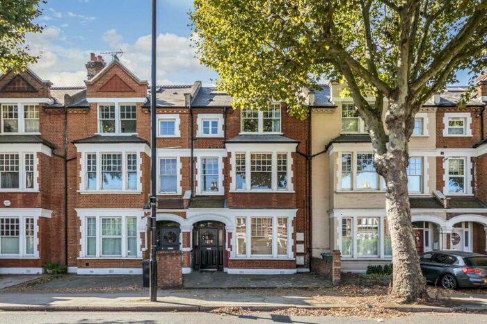 3 Bedroom Flat To Rent In Cavendish Road, Clapham, SW12
