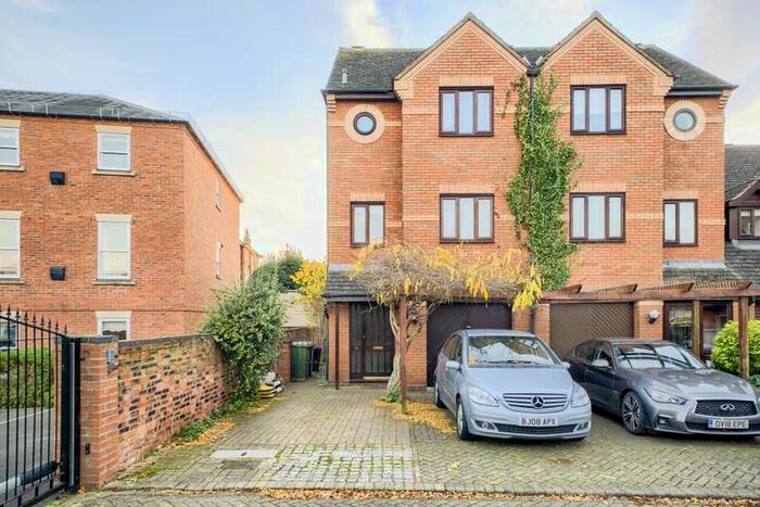3 Bedroom House For Sale In Lock Close Stratford-upon-avon, CV37