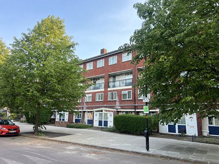 4 Bedroom Maisonette To Rent In Cooks Road, Kennington, Southwark, London, SE17
