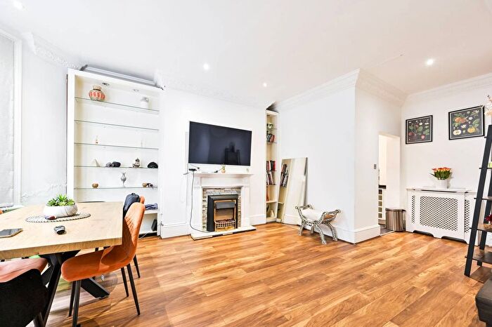 2 Bedroom Flat For Sale In Collingham Place, Earls Court, London, SW5