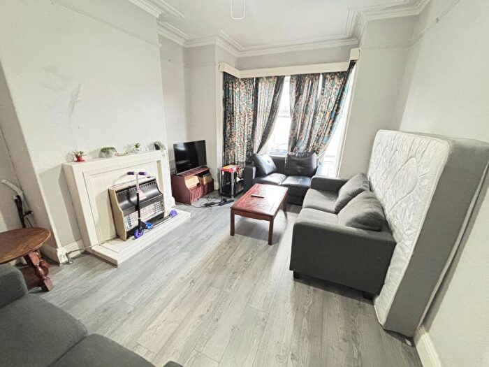 5 Bedroom House To Rent In Hessle Avenue, Leeds, LS6