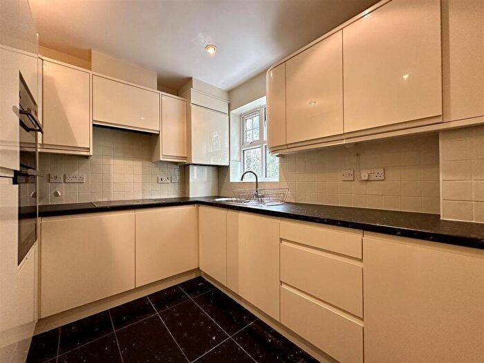 2 Bedroom Apartment To Rent In Brooklands Road, Sale, M33