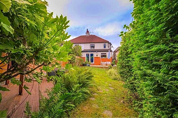 3 Bedroom Semi-Detached House For Sale In Upper Sutherland Road, Halifax, HX3