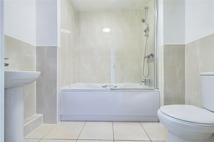 2 Bedroom Apartment For Sale In Battle Square, Reading, Berkshire, RG30