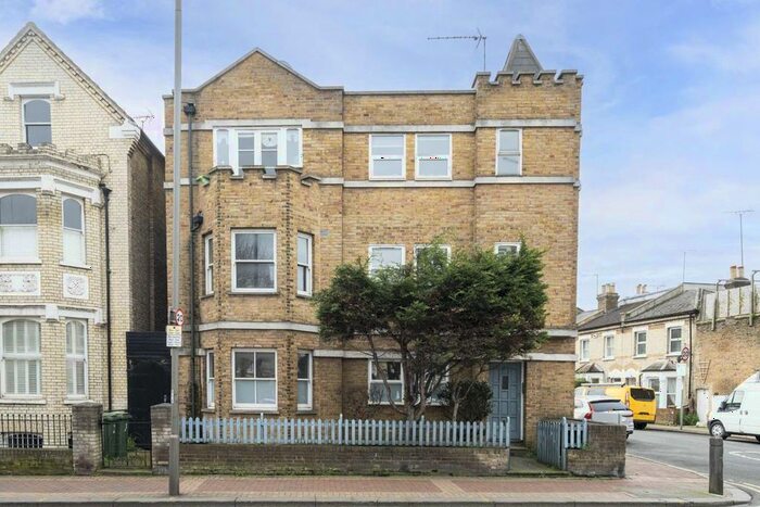 3 Bedroom Flat To Rent In Lower Richmond Road, London, SW15