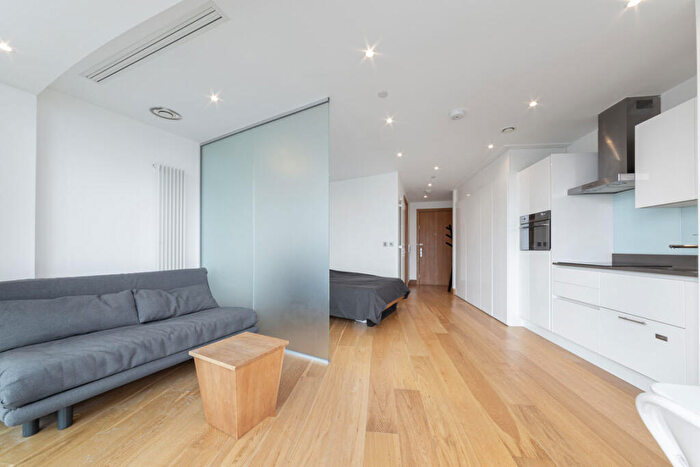 Flat To Rent In Arena Tower, Canary Wharf, E14