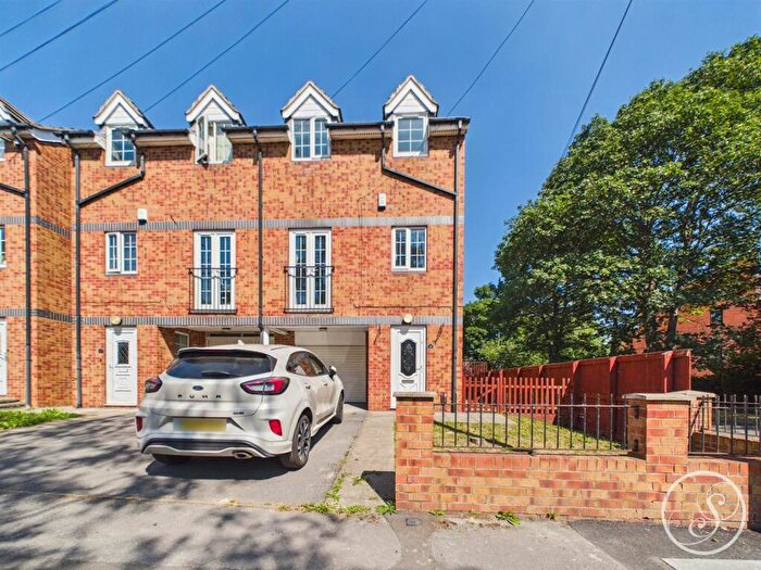 3 Bedroom Semi Detached House To Rent In Birch Avenue, Leeds, LS15